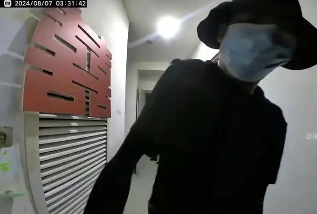 蒙面男子用卡片挨家挨户试探开锁!已被抓获→ 蒙面男子用卡片挨家挨户试探开锁!已被抓获→