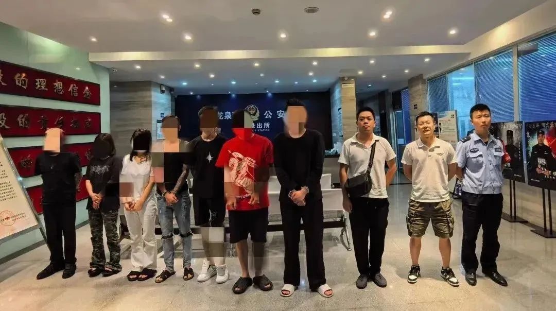 “4男2女互殴，受伤流血不止，救护车也来了”！警方抓7人，竟是主播团队……