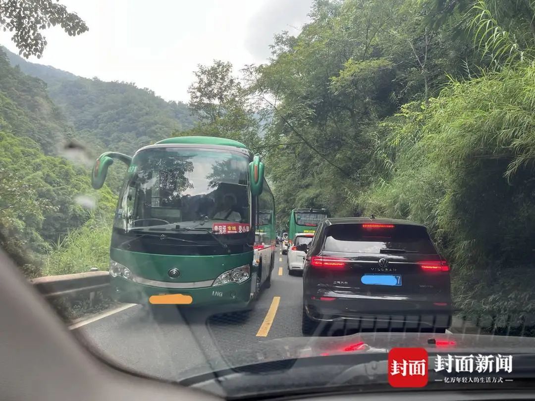 “灭绝师太来都得先交钱” 游客投诉峨眉山强行售卖观光车票，官方回应→