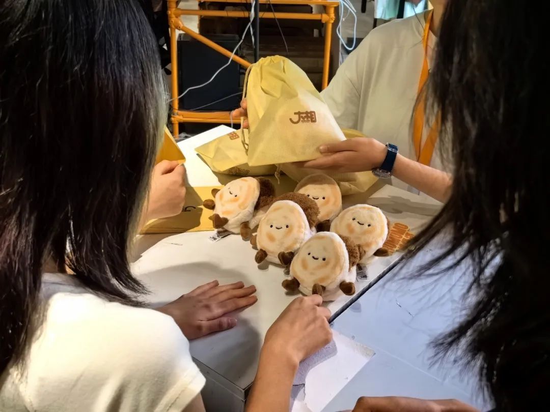 “塔宝”“绒馍馍”接连走红！网友：西安文创已next level！