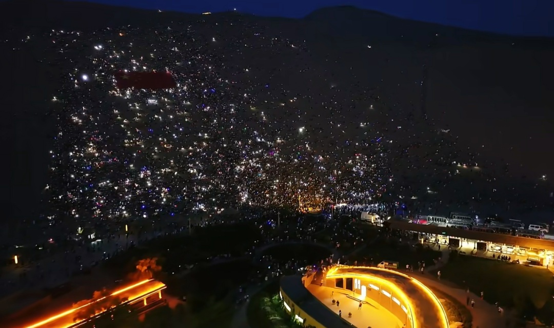 万人演唱会突发！游客紧急撤离，“完全看不清路”