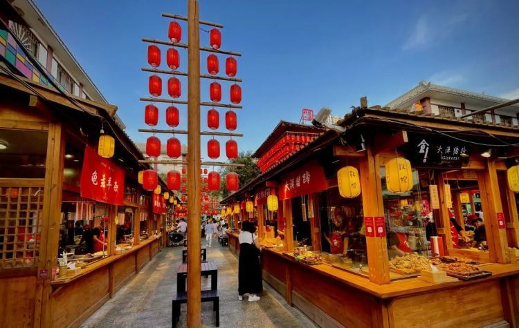 鸣沙山“堵骆驼”了！敦煌旅游火热，铁路部门加开的临客列车趟趟爆满！