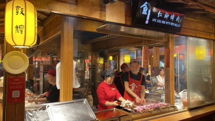 鸣沙山“堵骆驼”了！敦煌旅游火热，铁路部门加开的临客列车趟趟爆满！
