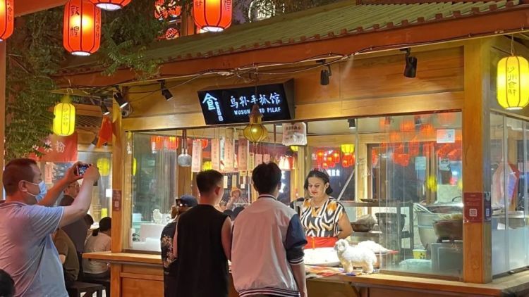 鸣沙山“堵骆驼”了！敦煌旅游火热，铁路部门加开的临客列车趟趟爆满！