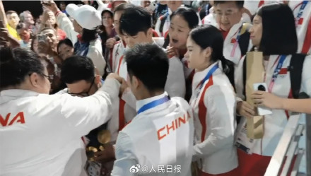 感动！举重队金牌都挂在了石智勇身上