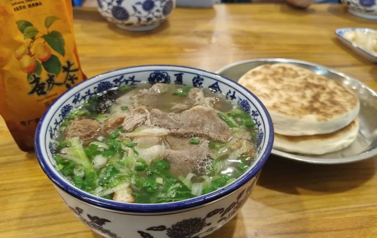 鸣沙山“堵骆驼”了！敦煌旅游火热，铁路部门加开的临客列车趟趟爆满！