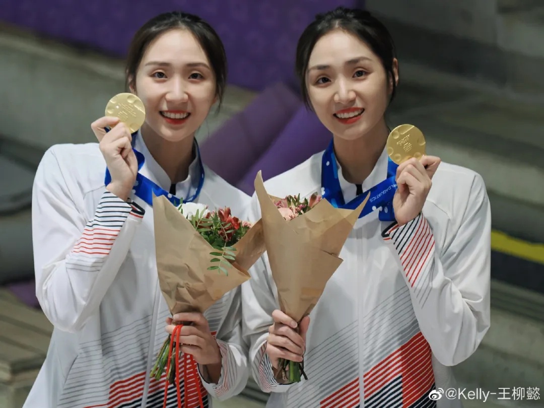 再创历史！才隔三天，双胞胎姐妹又拿金牌！网友惊呼：这反差太大了...