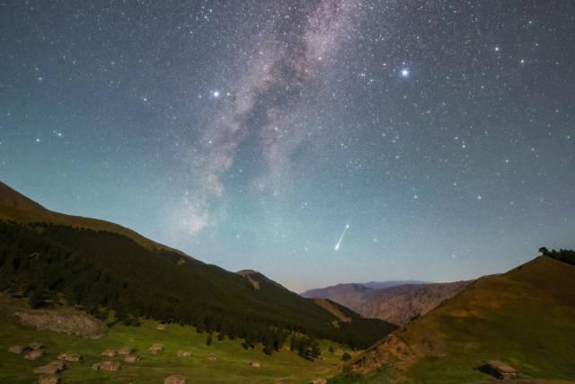 英仙座流星雨12日迎来极大，这部暑期“天象大片”别错过！