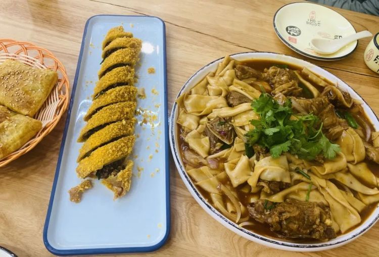 鸣沙山“堵骆驼”了！敦煌旅游火热，铁路部门加开的临客列车趟趟爆满！