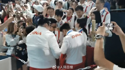 感动！举重队金牌都挂在了石智勇身上