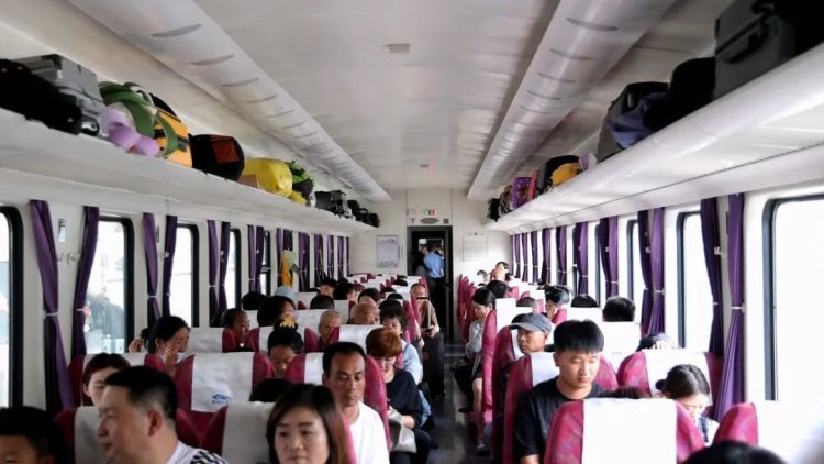 鸣沙山“堵骆驼”了！敦煌旅游火热，铁路部门加开的临客列车趟趟爆满！