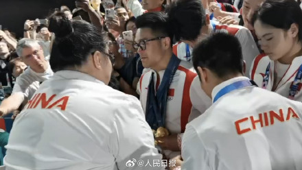 感动！举重队金牌都挂在了石智勇身上