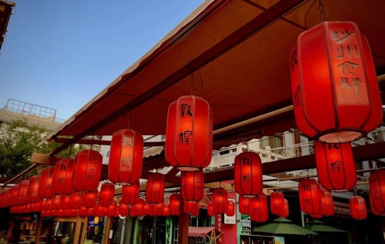 鸣沙山“堵骆驼”了！敦煌旅游火热，铁路部门加开的临客列车趟趟爆满！
