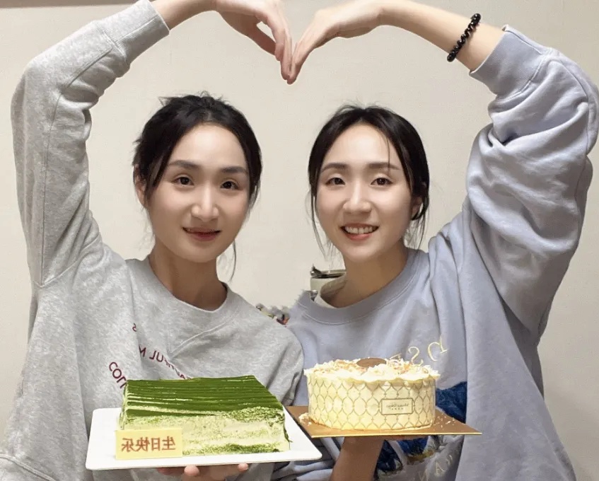 再创历史！才隔三天，双胞胎姐妹又拿金牌！网友惊呼：这反差太大了...