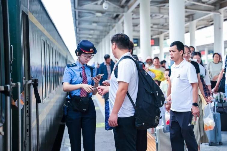 “堵骆驼”了！加开的临客列车，趟趟爆满