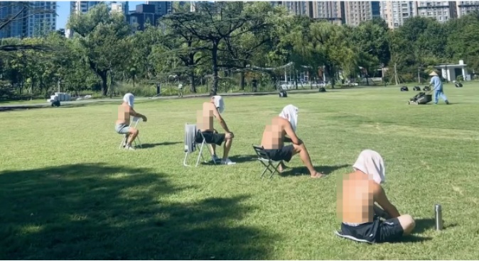 公园晒背被指辣眼睛，如何平衡个人自由与公共秩序的界限？