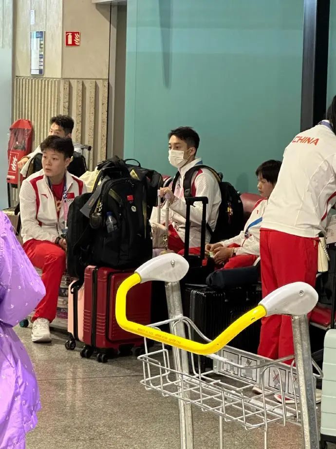 孙颖莎发文!当国乒在机场碰到了跳水梦之队…… 孙颖莎发文!当国乒在机场碰到了跳水梦之队……