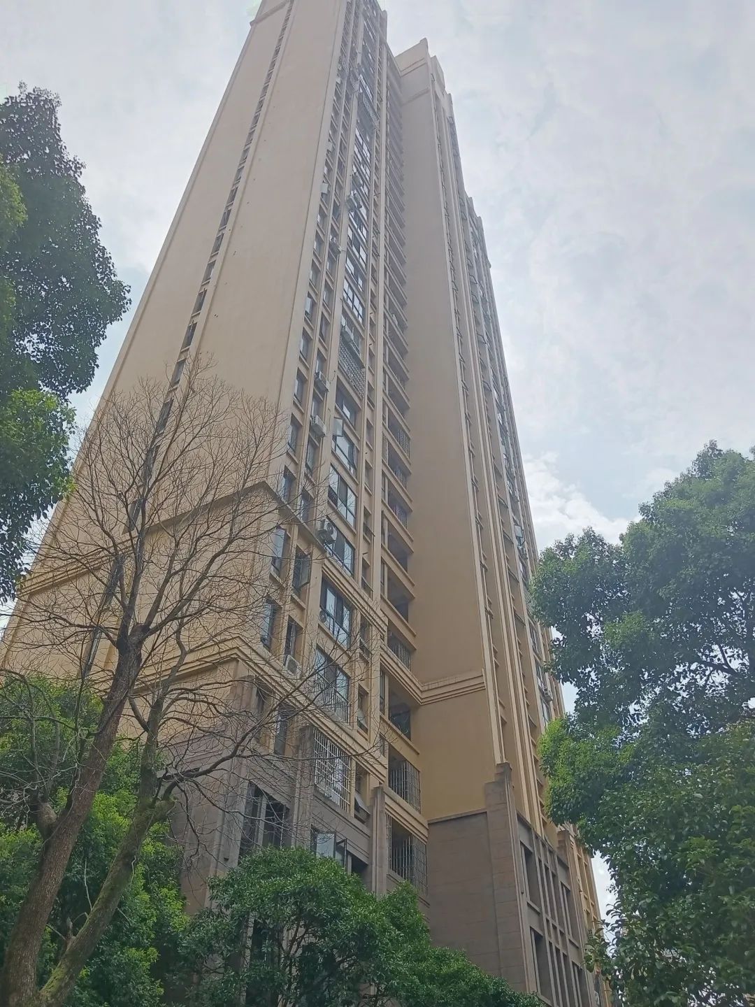 惊险!两小孩从33楼往下抛砖头,砸坏楼下护栏和车辆 惊险!两小孩从33楼往下抛砖头,砸坏楼下护栏和车辆