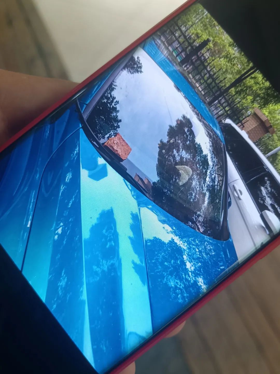 惊险!两小孩从33楼往下抛砖头,砸坏楼下护栏和车辆 惊险!两小孩从33楼往下抛砖头,砸坏楼下护栏和车辆