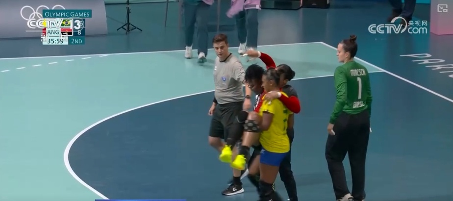 是对手，更是朋友！友谊的瞬间诠释奥林匹克精神最本真模样