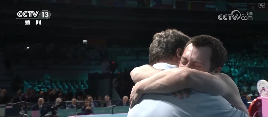 是对手，更是朋友！友谊的瞬间诠释奥林匹克精神最本真模样