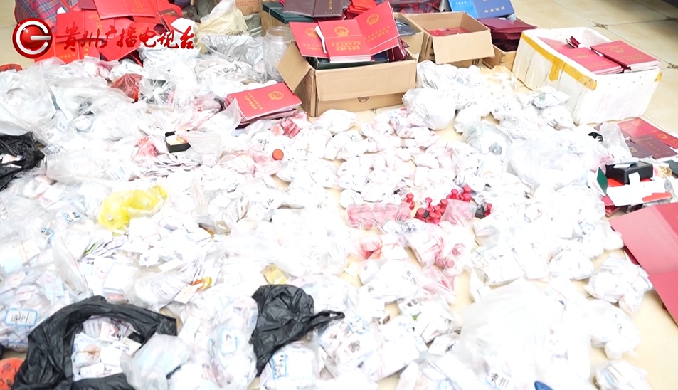 新生报名现场，贵阳一男子突然向老师下跪！民警调查发现......