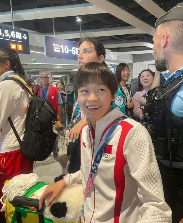 孙颖莎发文!当国乒在机场碰到了跳水梦之队…… 孙颖莎发文!当国乒在机场碰到了跳水梦之队……