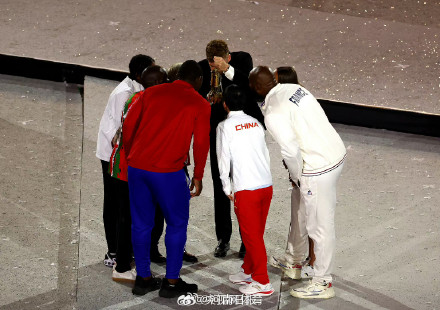 孙颖莎吹灭奥运圣火 孙颖莎吹灭奥运圣火