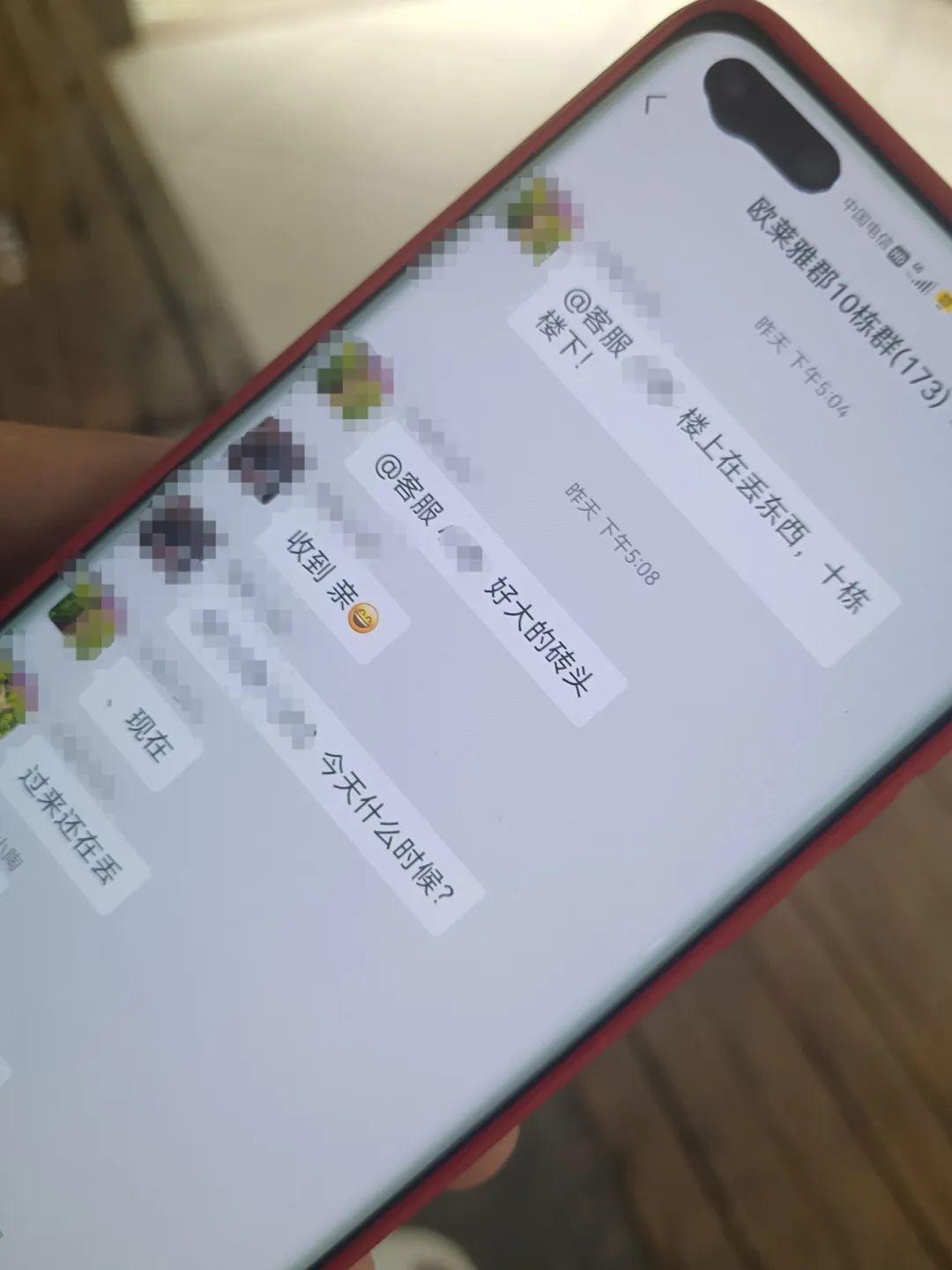 惊险!两小孩从33楼往下抛砖头,砸坏楼下护栏和车辆 惊险!两小孩从33楼往下抛砖头,砸坏楼下护栏和车辆