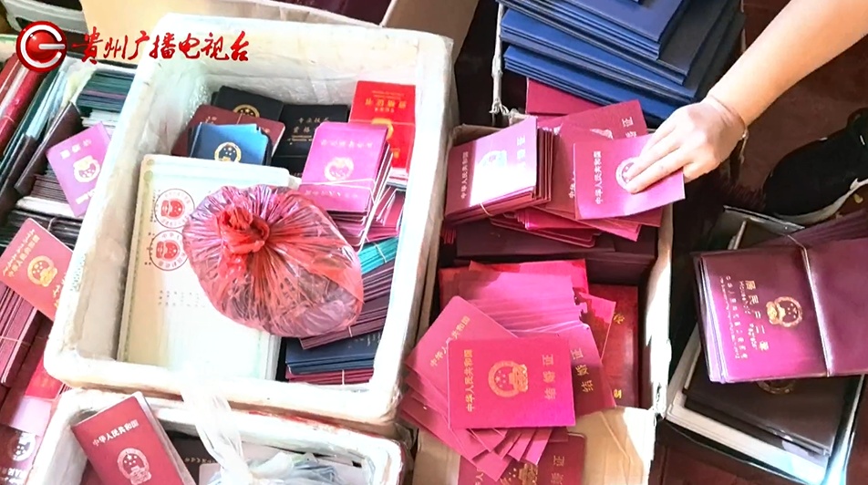 新生报名现场，贵阳一男子突然向老师下跪！民警调查发现......
