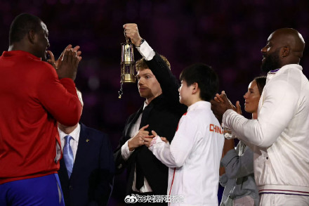 孙颖莎吹灭奥运圣火 孙颖莎吹灭奥运圣火