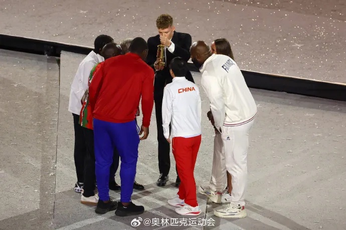 62岁汤姆·克鲁斯从天而降，还有金色美猴王？网友：闭幕式太抽象了…