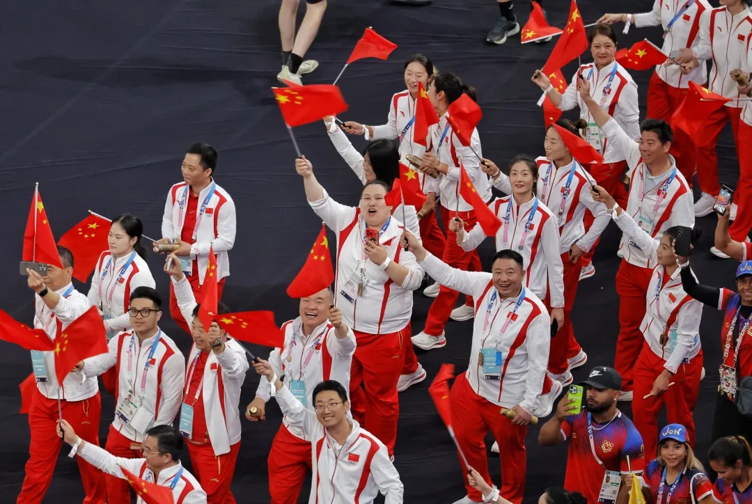 巴黎奥运会闭幕！孙颖莎作为亚洲代表吹灭圣火，“阿汤哥”从天而降，期待洛杉矶再见！