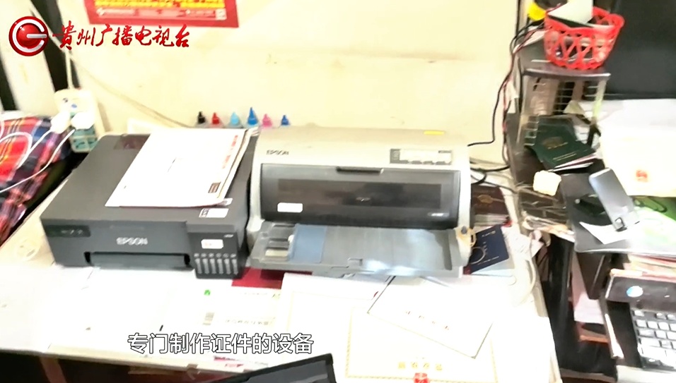新生报名现场，贵阳一男子突然向老师下跪！民警调查发现......