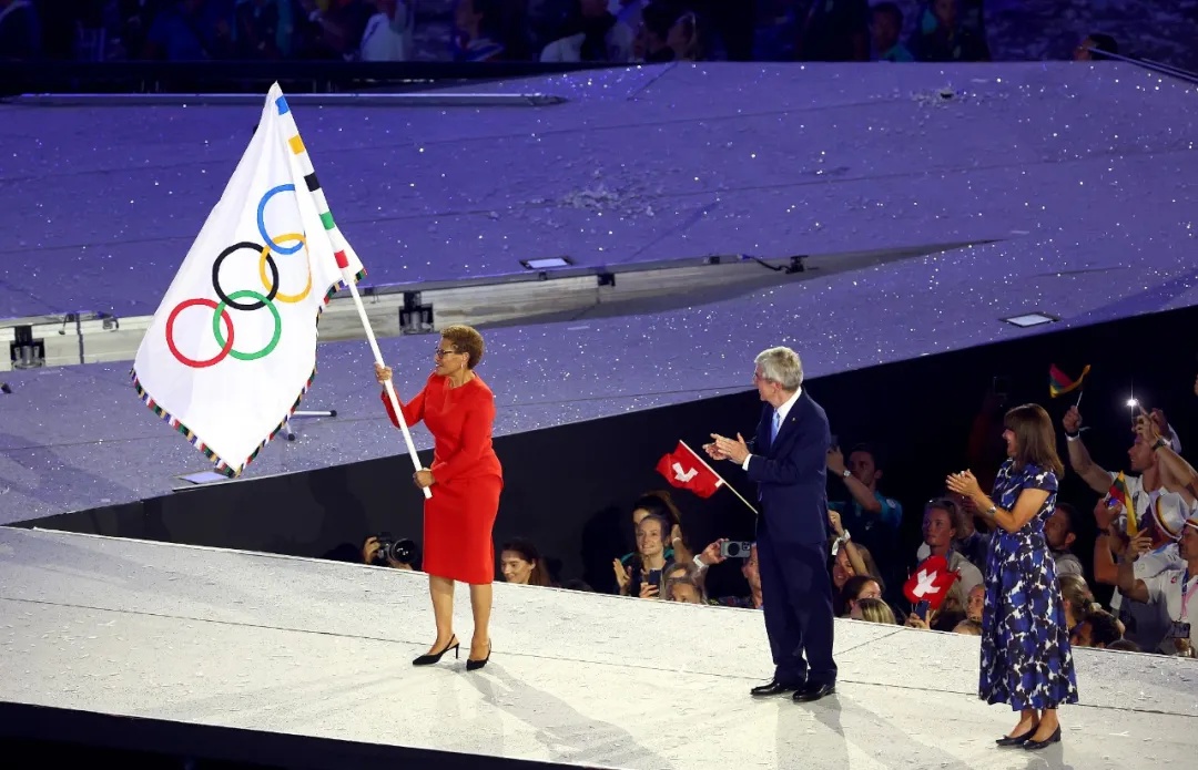 巴黎奥运会闭幕！孙颖莎作为亚洲代表吹灭圣火，“阿汤哥”从天而降，期待洛杉矶再见！