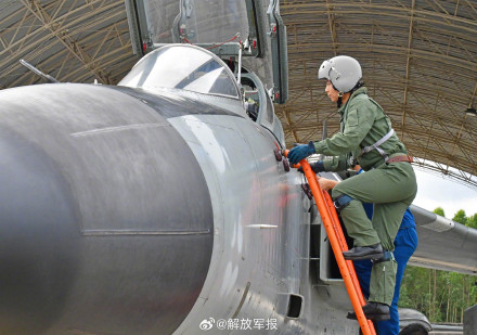 升空!战机向云端 升空!战机向云端