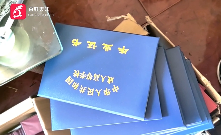 新生报名现场，贵阳一男子突然向老师下跪！民警调查发现......