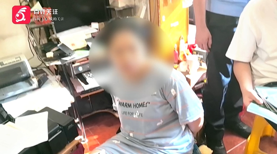 新生报名现场，贵阳一男子突然向老师下跪！民警调查发现......