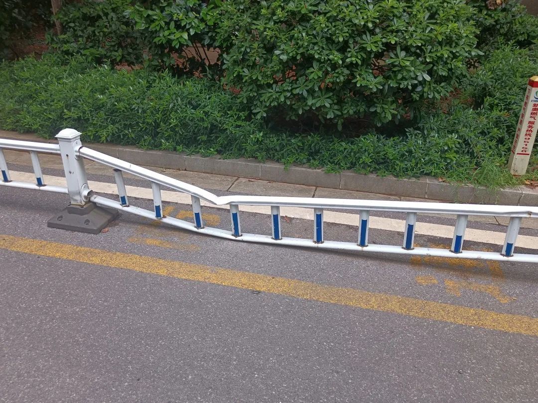 惊险!两小孩从33楼往下抛砖头,砸坏楼下护栏和车辆 惊险!两小孩从33楼往下抛砖头,砸坏楼下护栏和车辆