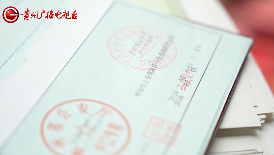 新生报名现场，贵阳一男子突然向老师下跪！民警调查发现......