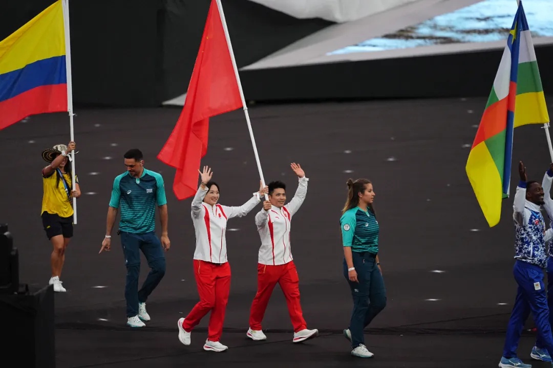 巴黎奥运会闭幕！孙颖莎作为亚洲代表吹灭圣火，“阿汤哥”从天而降，期待洛杉矶再见！