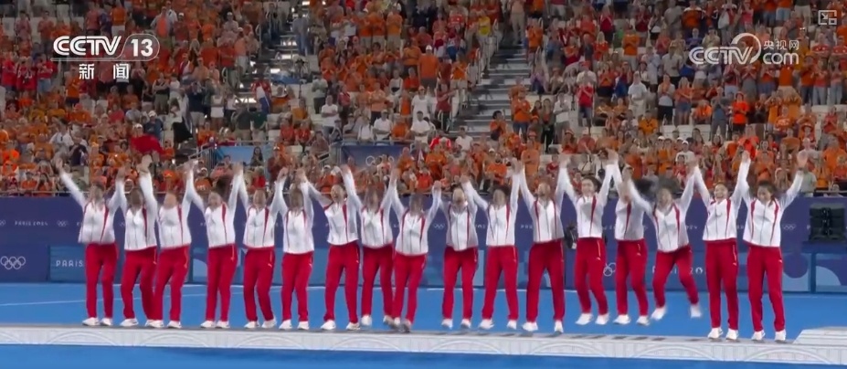 是对手，更是朋友！友谊的瞬间诠释奥林匹克精神最本真模样