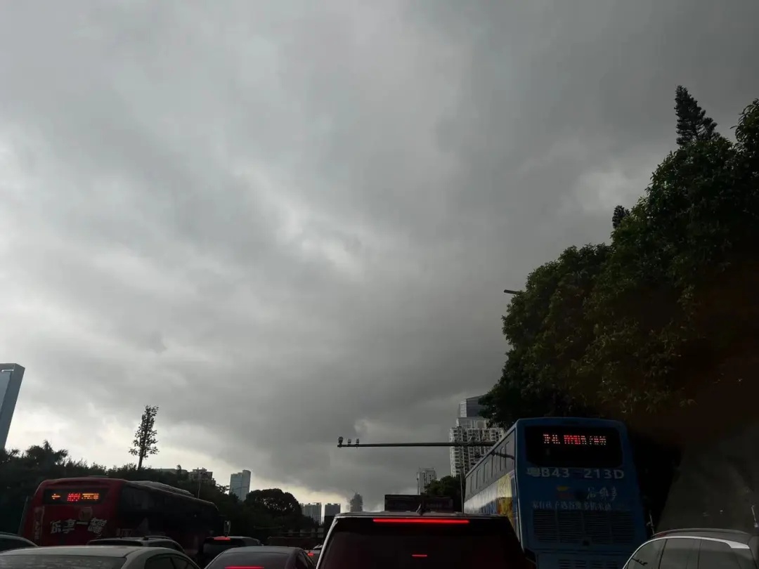 深圳：7级雷雨+大风！刚刚，4大预警齐发！全市戒备