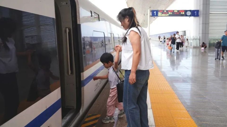 带孩子坐火车，要注意哪些安全事项？