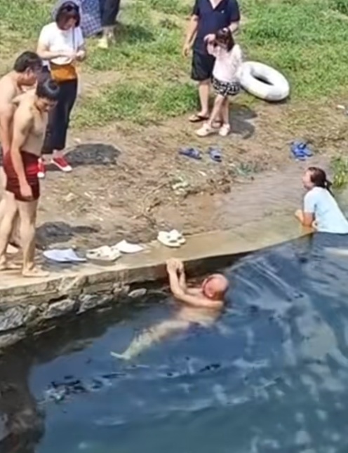 “水花消失术”千万别模仿!15岁男孩终身瘫痪…… “水花消失术”千万别模仿!15岁男孩终身瘫痪……