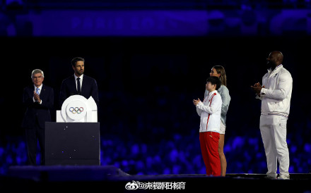 孙颖莎吹灭奥运圣火 孙颖莎吹灭奥运圣火