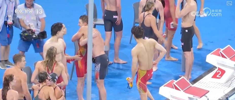 是对手，更是朋友！友谊的瞬间诠释奥林匹克精神最本真模样