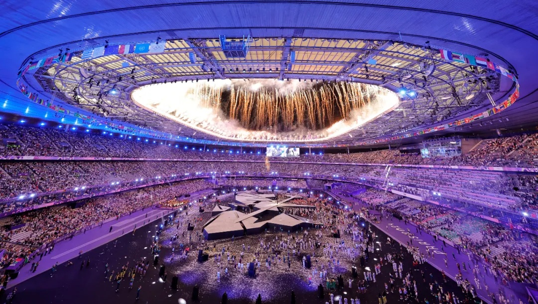 巴黎奥运会闭幕！孙颖莎作为亚洲代表吹灭圣火，“阿汤哥”从天而降，期待洛杉矶再见！