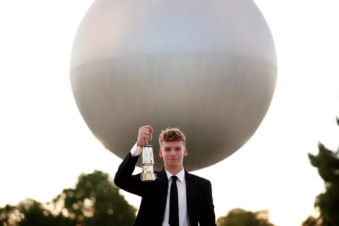 巴黎奥运会闭幕！孙颖莎作为亚洲代表吹灭圣火，“阿汤哥”从天而降，期待洛杉矶再见！