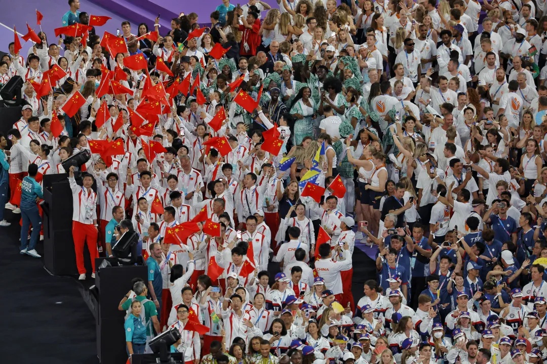 巴黎奥运会闭幕！孙颖莎作为亚洲代表吹灭圣火，“阿汤哥”从天而降，期待洛杉矶再见！